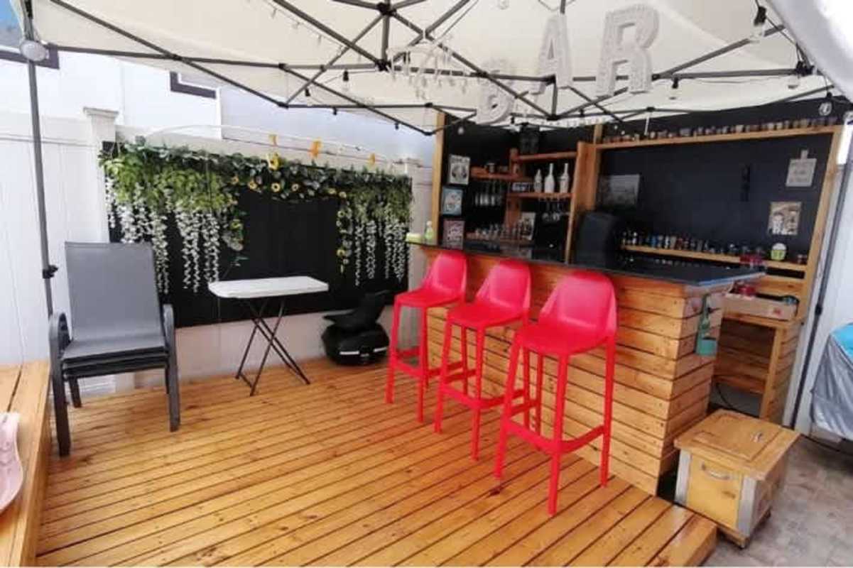 Outdoor bar counter with canopy and deck at PH Everest Brisas del Golf Panama