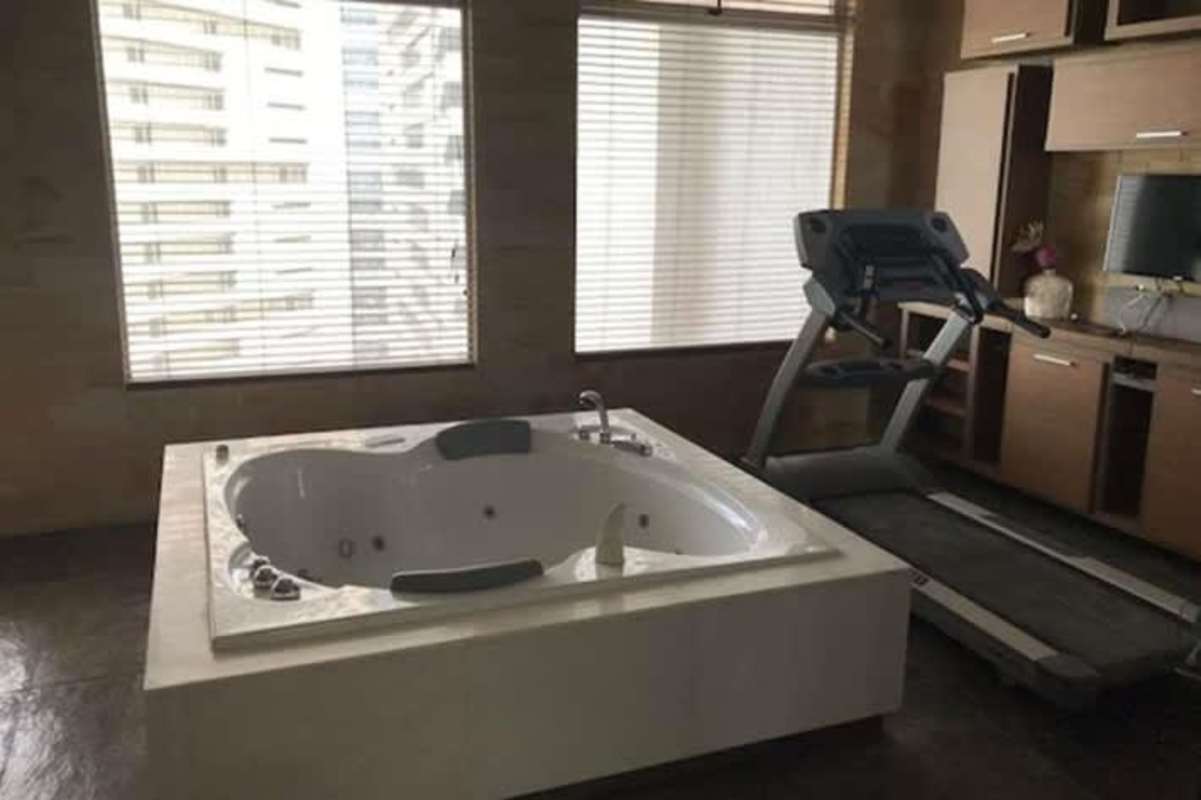 Elegant master bedroom suite with balcony and skyline views in PH Aquamare Panama