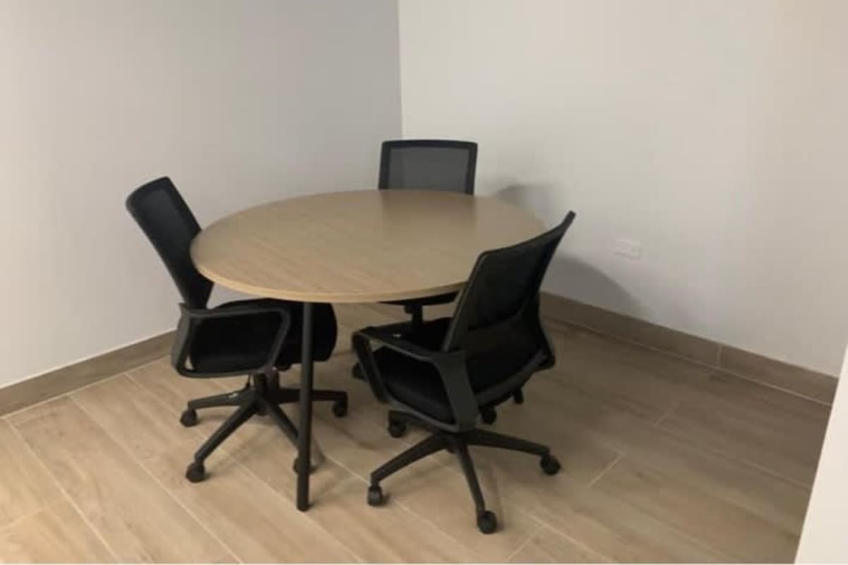 Small meeting room with round table and chairs for rent PH Towerbank Obarrio Panama