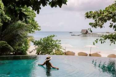 Tropical beachfront property with infinity pool overlooking ocean in Río Hato Panama