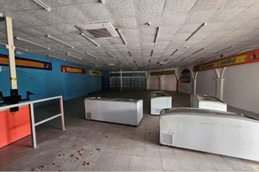 Open commercial interior with coolers and cash register for sale Veracruz Panama
