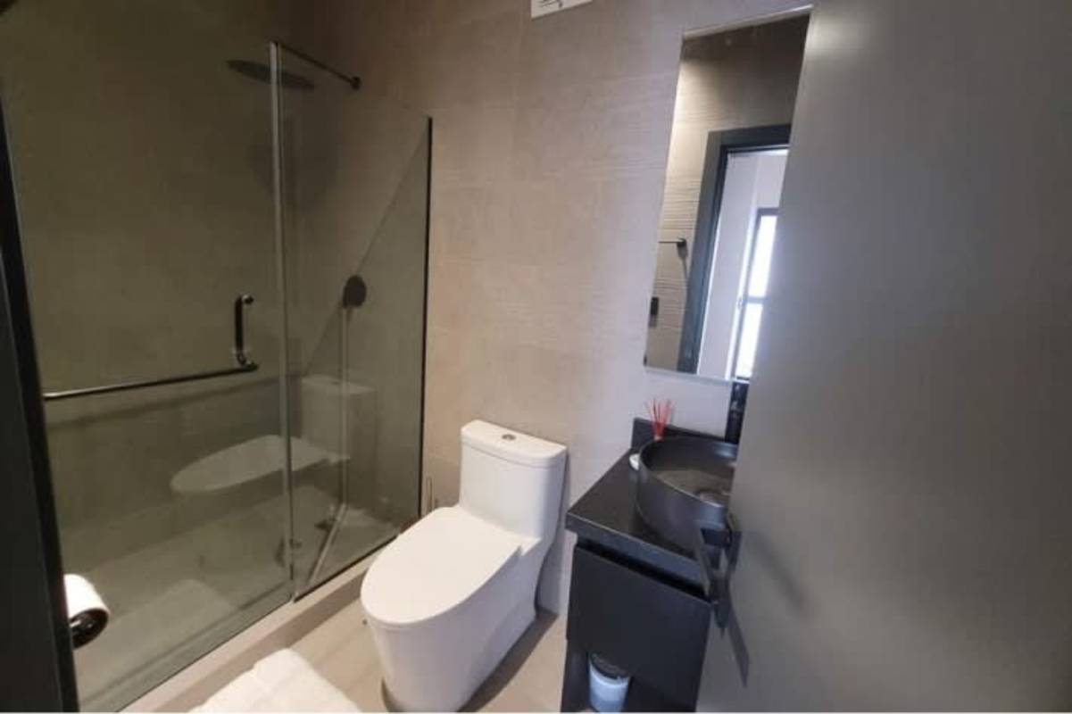 Luxury bathroom with glass shower, double sinks, modern fixtures PH Victory Sport Panama