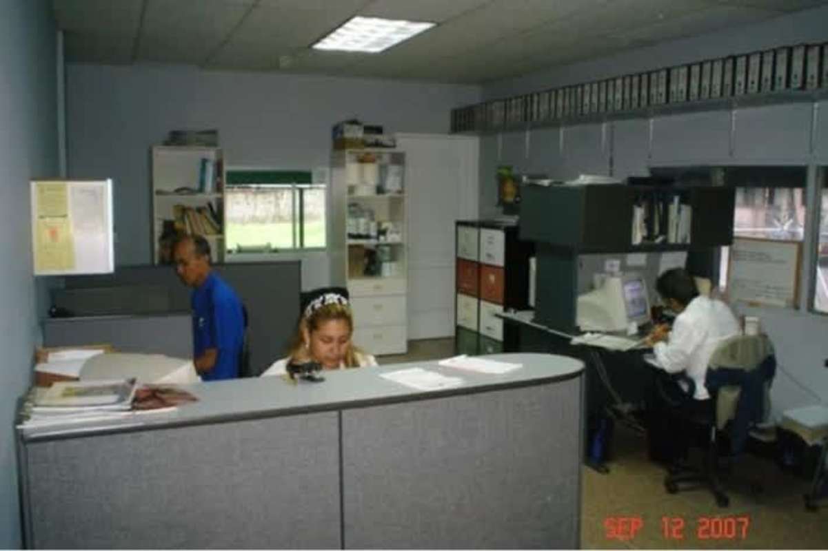 Traditional office cubicles in commercial warehouse for rent in Panama City Rio Abajo