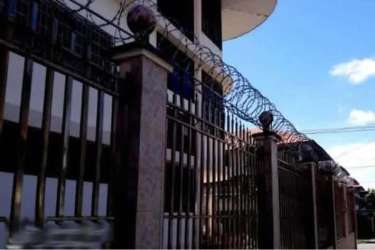 Exterior with barbed wire security fence, dual-level balconies at PH Montelirio Colon Panama