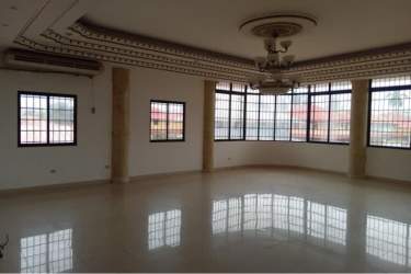 Small storage room with metal shelving white walls beige tiles PH Montelirio Colon