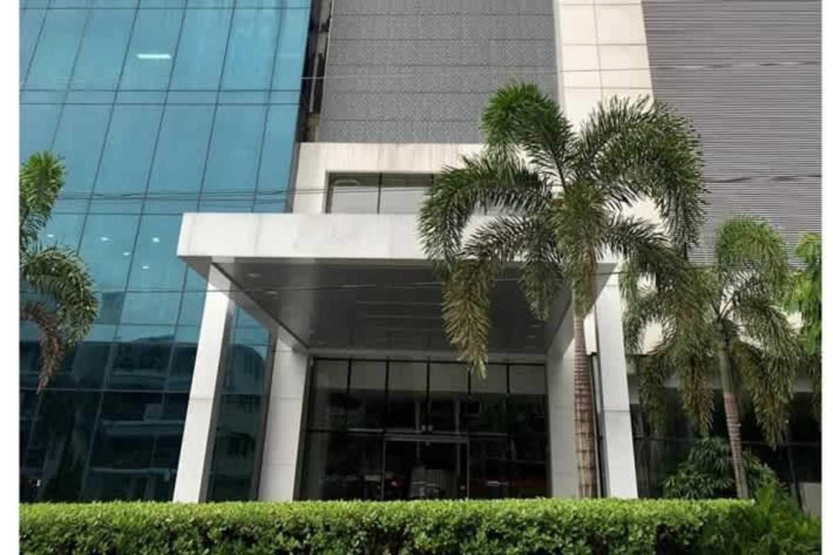 Glass curtain wall facade palm trees entrance PH Panama Business Tower Panama
