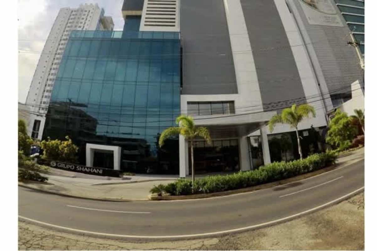 Unfurnished office space with expansive skyline views in Panama Business Tower