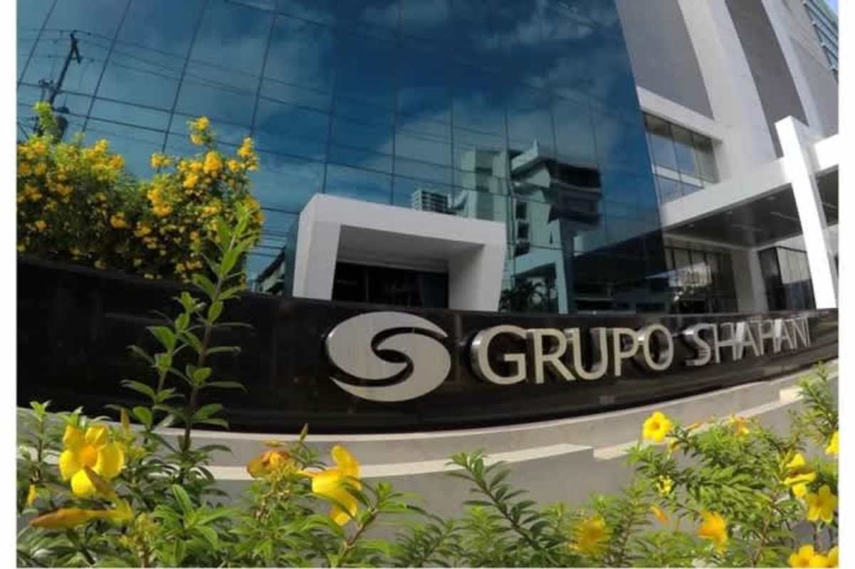 Dining lounge with wood accents, marble counter, and large windows in Panama Business Tower Obarrio Panama City