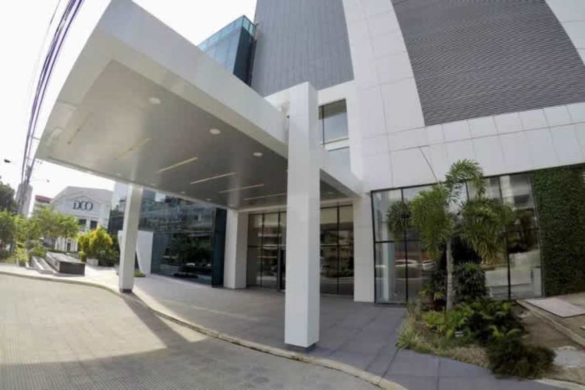 Premium commercial skyscraper entrance with landscaped area and canopy in Panama Business Tower Obarrio
