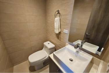 Elegant modern bathroom with glass shower enclosure and quality finishes in PH Madeira Panama Pacifico