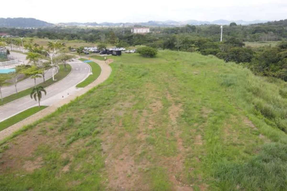 Green open lot near wide avenue in Green Valley Smart City Panama City, ideal commercial site