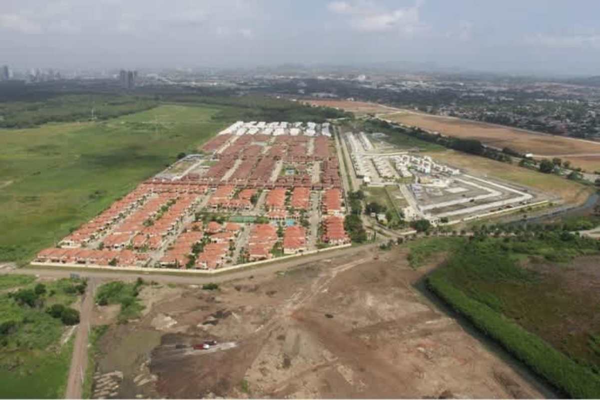 Mediterranean-style residential complex pool with sun loungers, garden and multi-story homes, Costa Sur Panama