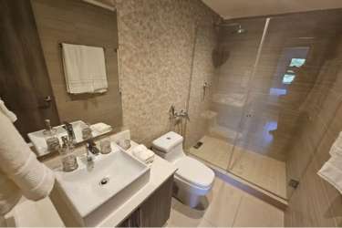 Bathroom with glass shower, vanity sink and modern fixtures PH Madeira Panama Pacifico