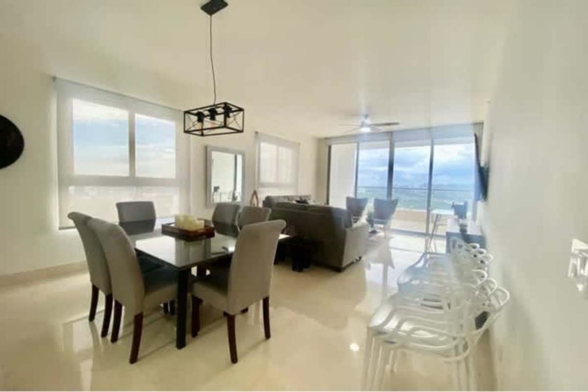 Bright living and dining area with golf views in PH Green View Santa María Panama