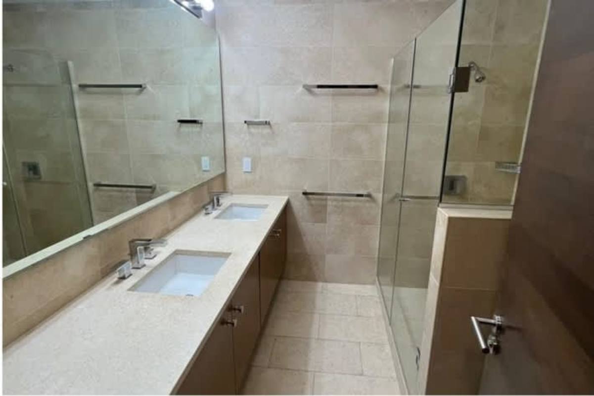 Modern bathroom with double sink and glass shower PH Green View Santa María Panama