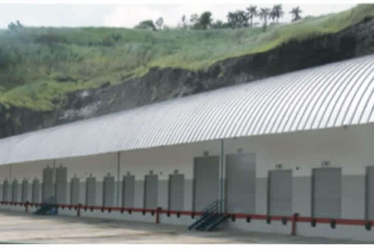 Large industrial warehouse with multiple truck docks and curved roof in Milla 8 Panama
