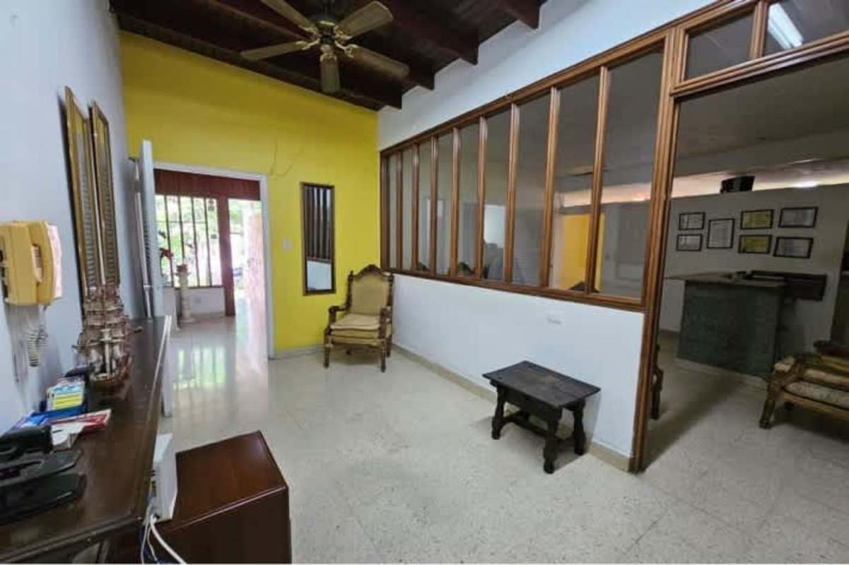 Aerial photo of corner commercial plot with surrounding city in El Cangrejo Panama