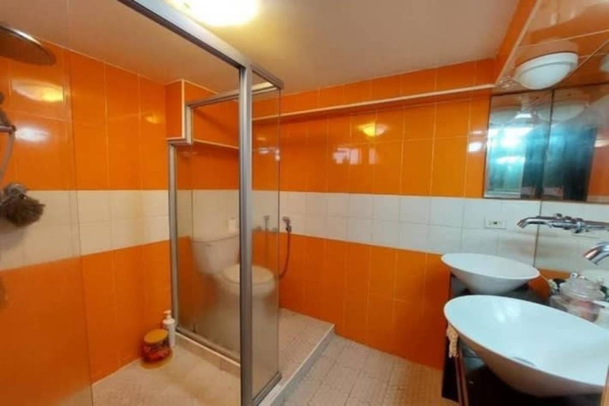 Modern bathroom with double vanities and glass shower in PH Vistanova El Cangrejo Panama