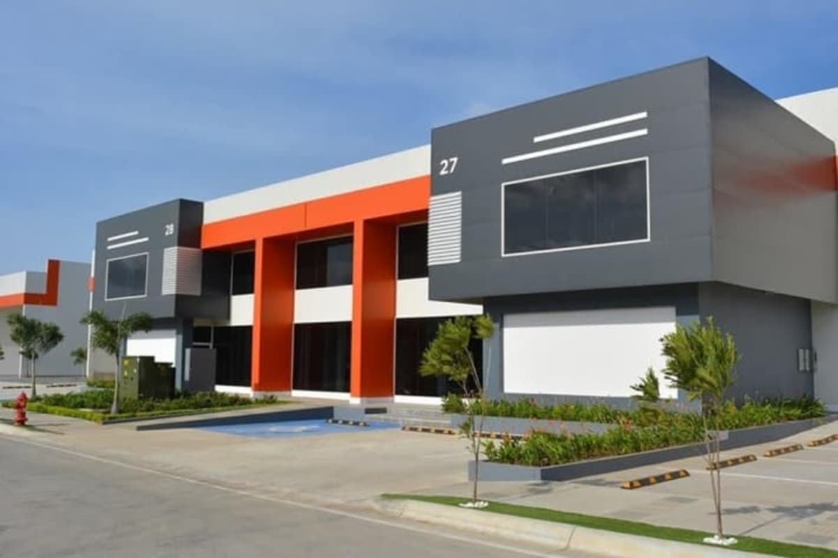 Exterior image of warehouse unit with office facade, parking spaces and corporate design Panama