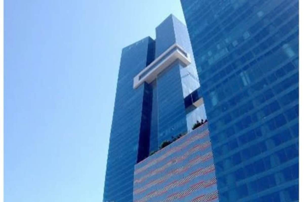 Skybridge connected glass skyscraper exterior PH Oceania Panama City financial district