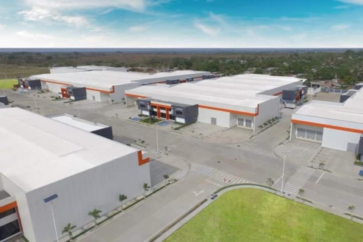 Large industrial warehouse with loading dock and parking - Panapark Free Zone Panama
