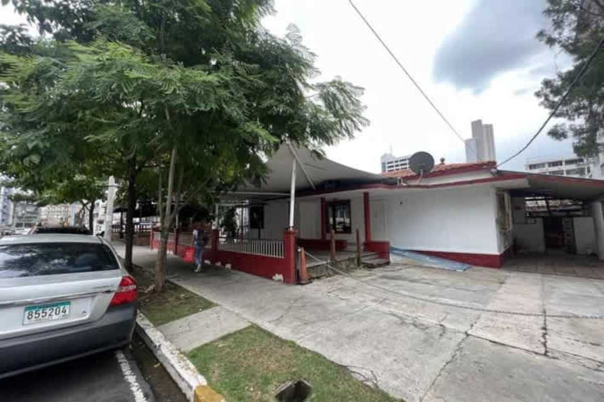 Single story commercial building with driveway and canopy corner site for sale in Bella Vista Panama