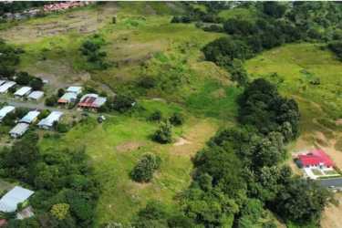 Expansive plot with nearby housing in Veraguas countryside prime for building