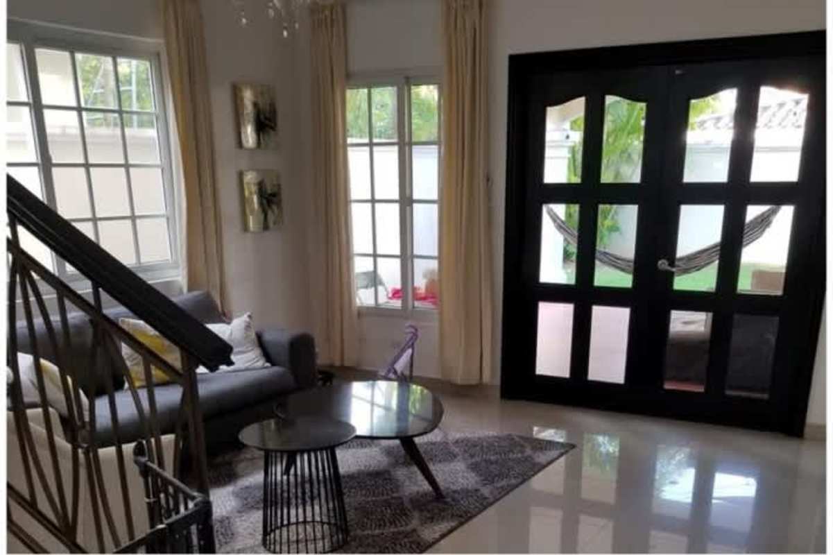 4BR Luxury Home in Villa Valencia Costa Sur