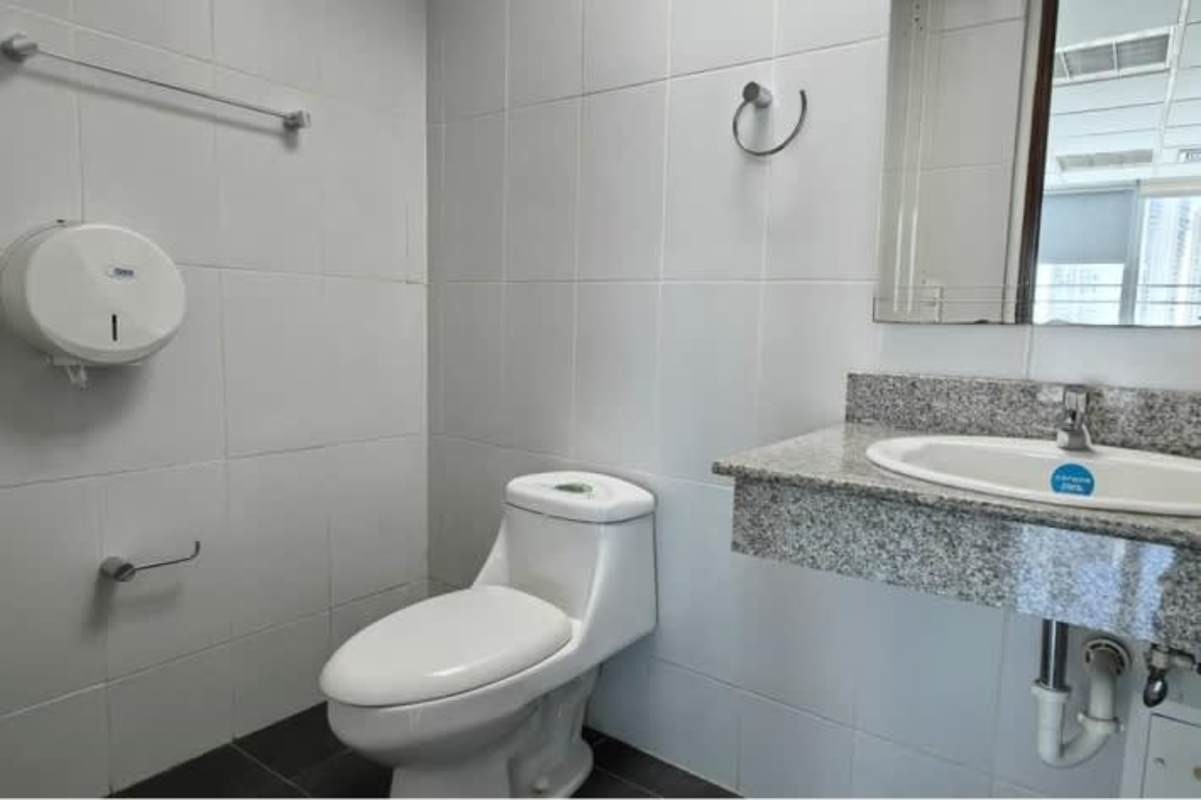 Bathroom with granite counters, modern sink, clean white tiling in PH Oceania Panama