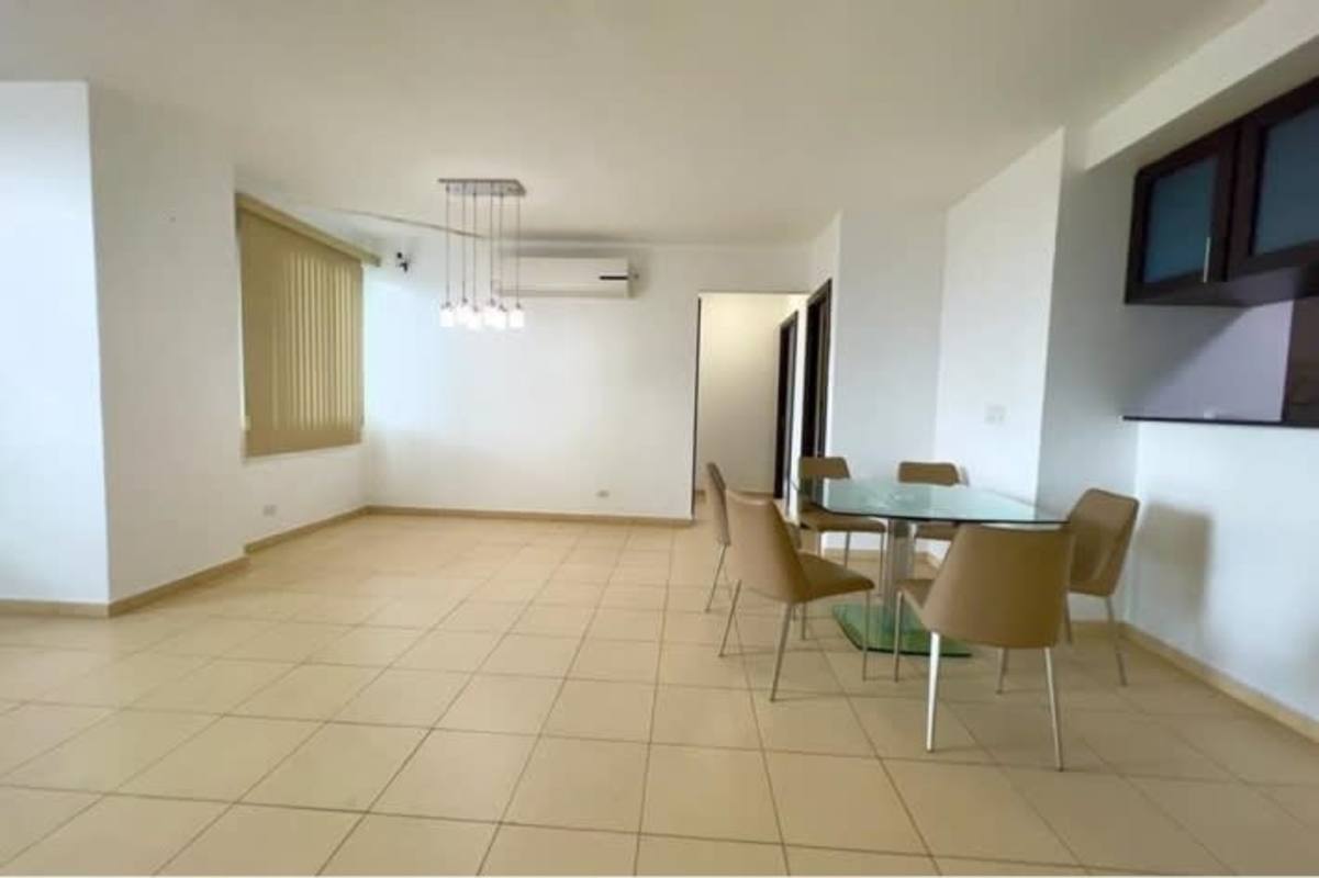 Spacious master bedroom with wardrobe and en-suite bath PH Macedonia Towers Panama City