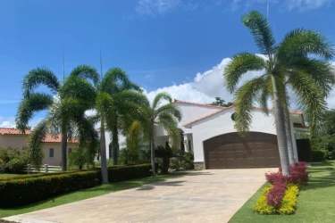 Large master bedroom with garden view and built-in closet Hacienda Pacífica San Carlos Panama