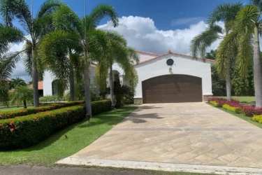 Kitchen with granite countertops and laminated cabinets Hacienda Pacífica San Carlos Panama