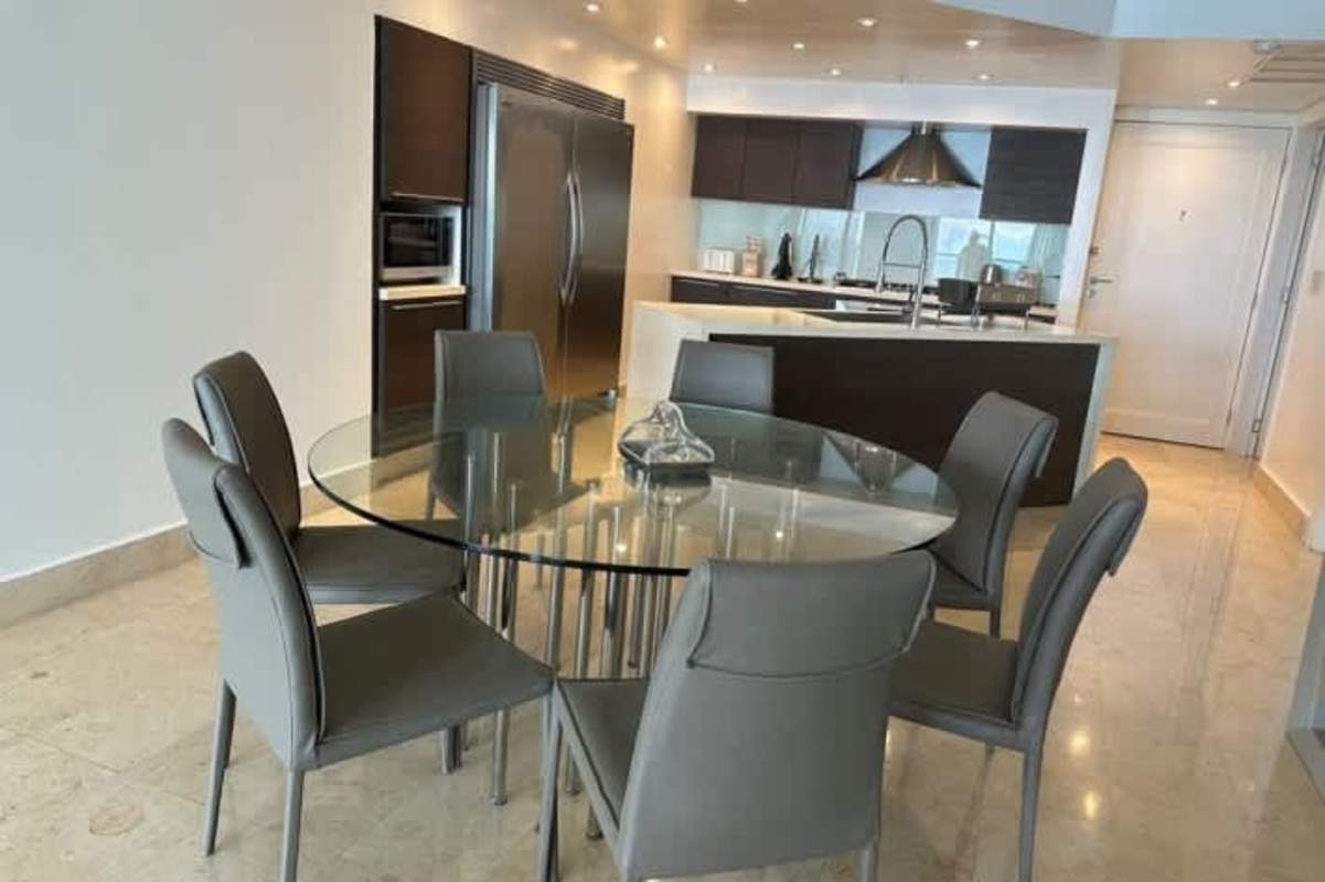 Minimalist living room with leather sofa, entertainment unit and bright windows at Yoo Panama