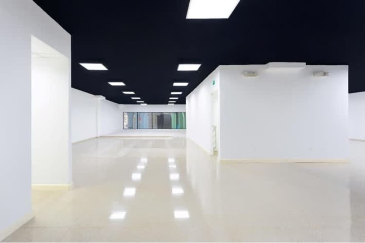 Empty two-story commercial unit with mezzanine polished floors Plaza Ágora Chanis