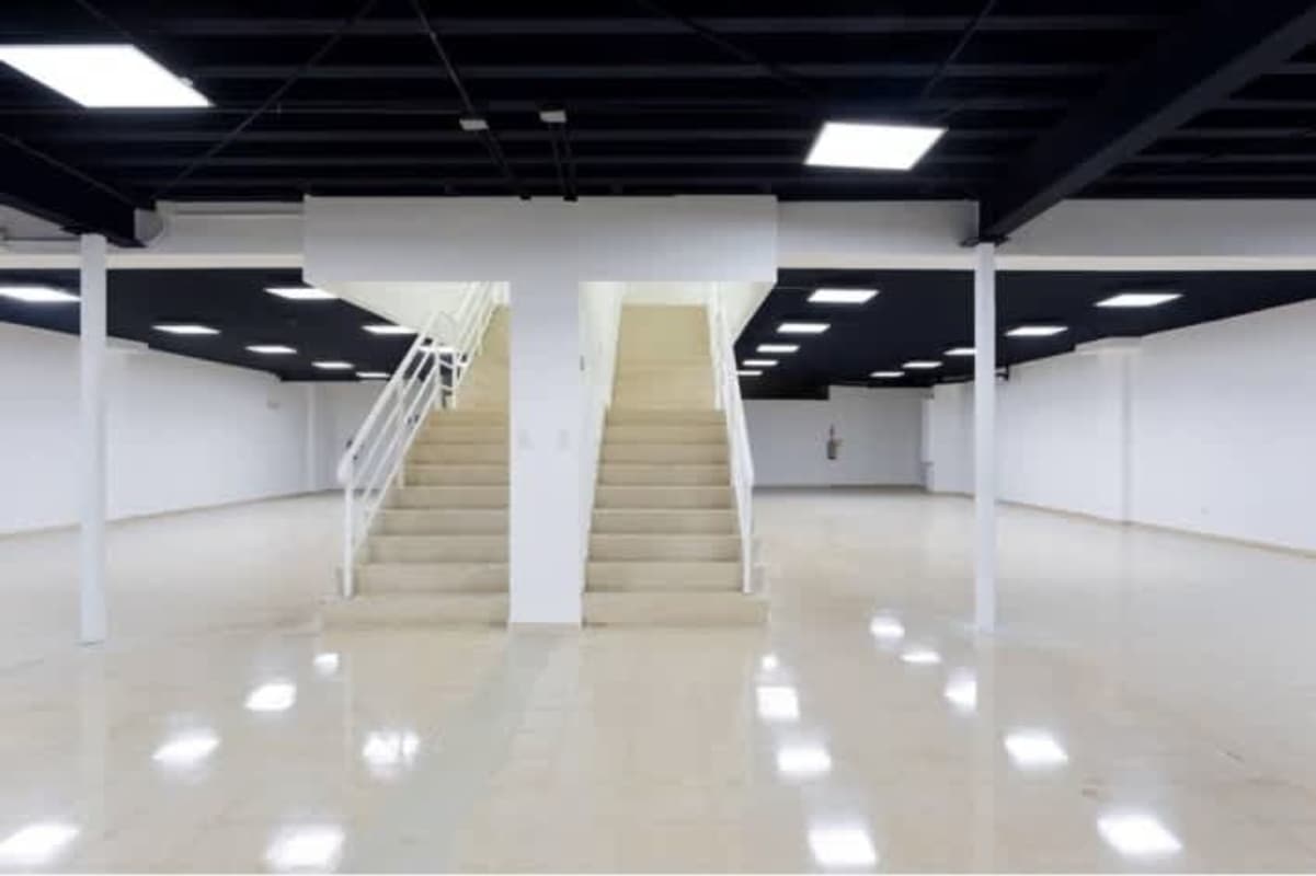 369m² Commercial Space with Mezzanine in Plaza Ágora, Chanis