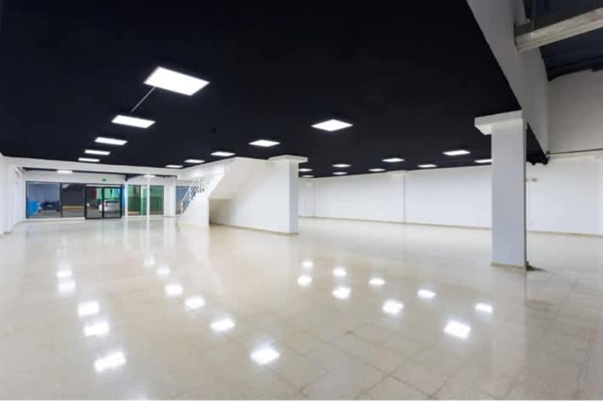 Retail commercial store front glass doors polished floor Plaza Ágora Chanis Panama