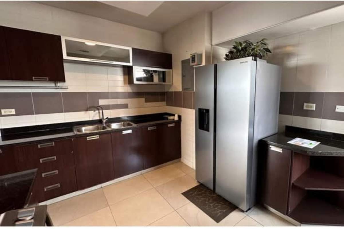 Bedroom with windows and city views in PH Luxor Tower San Francisco Panama City