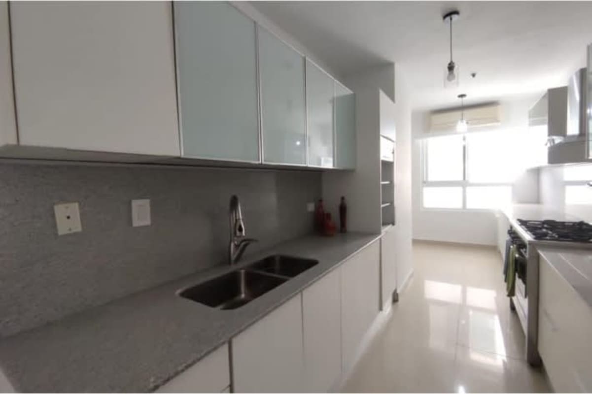 Bedroom with large closet, split air conditioner, modern finishes, city views in PH San Francisco Bay Panama