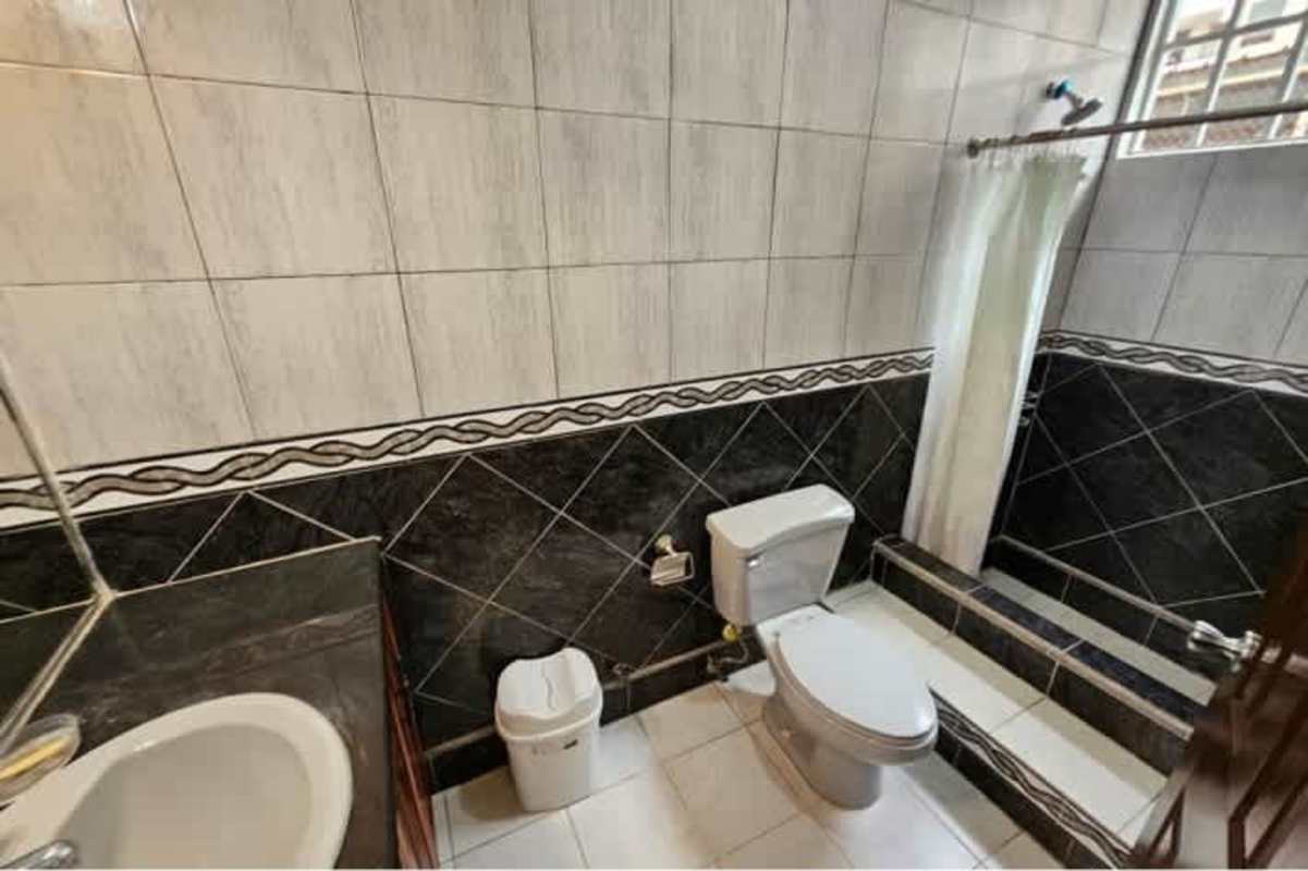 Room with large windows and wood flooring for office or classroom use Obarrio commercial house