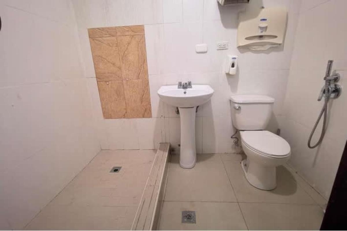 Large open retail showroom with porcelain floors mezzanine PH Cangrejo Plaza El Cangrejo Panama