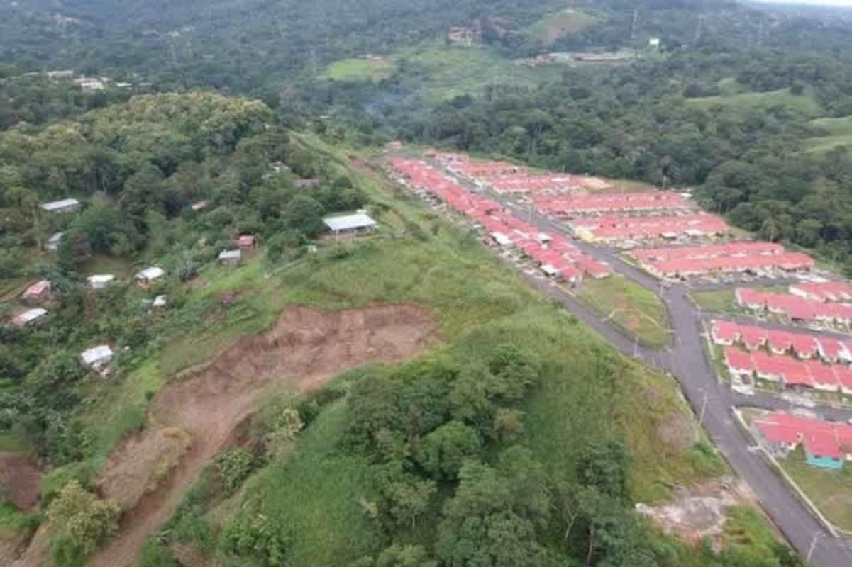 Surrounding flat lands and roads near 24,000m² parcel Pedregal Villalobos Panama City