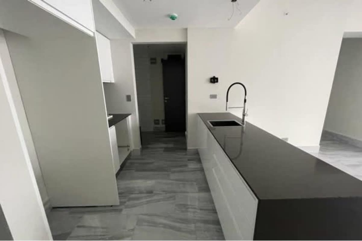 Modern Italian kitchen with island, luxury fixtures in PH Nuovo by Armani Avenida Balboa