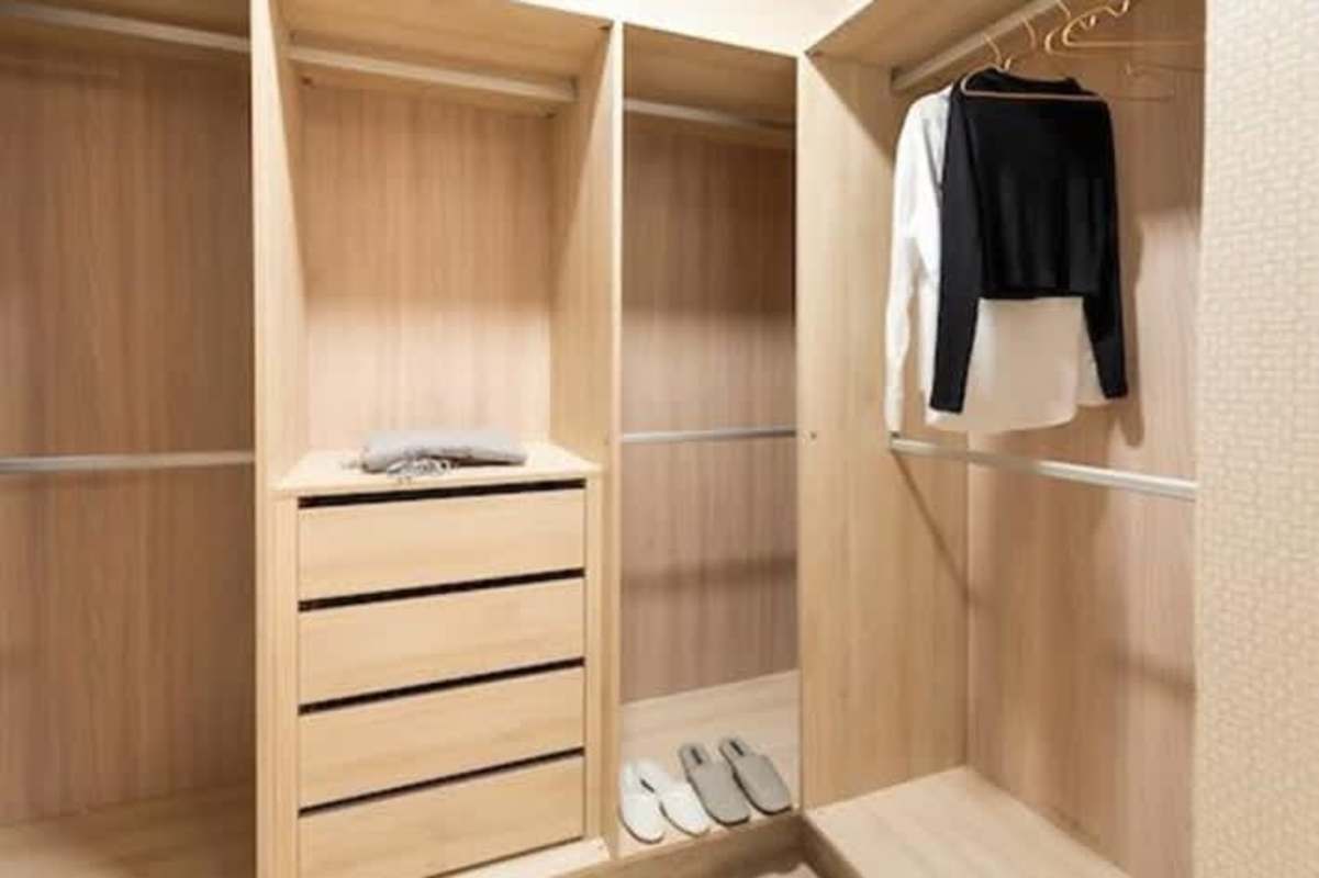 Modern entrance hallway with marble flooring in PH Costanera Panama City