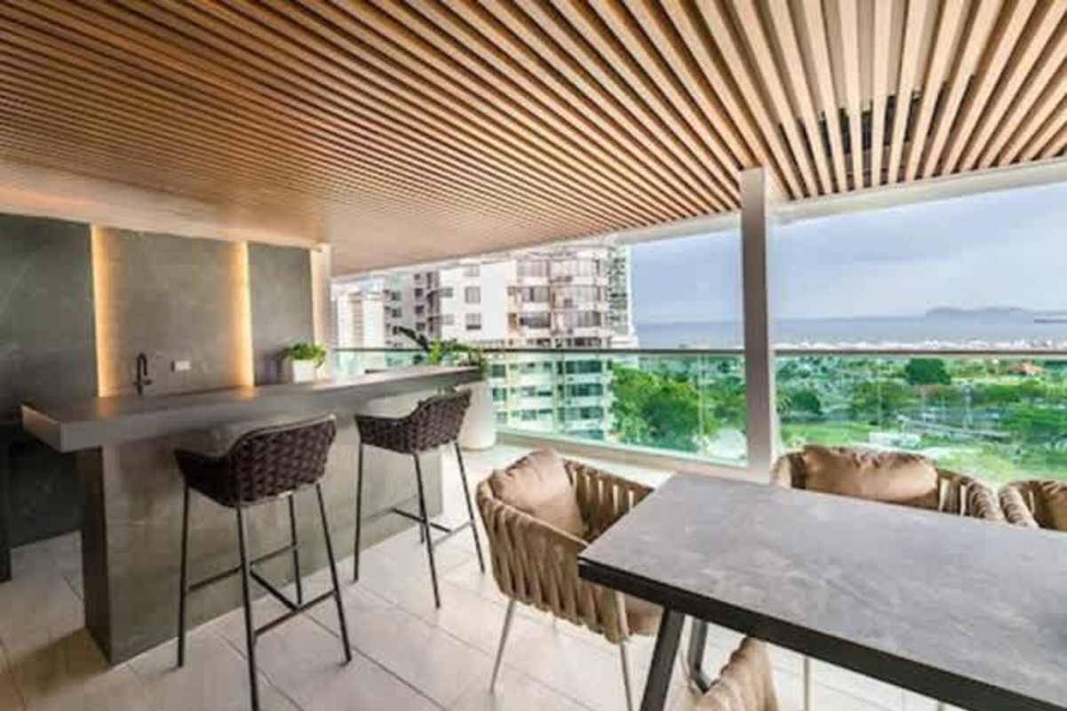 Modern walk-in closet with custom cabinetry PH Costanera Panama City