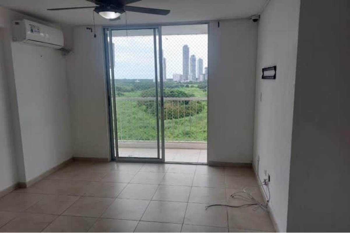 Modern apartment living room with ceiling fan, large sliding glass doors to balcony PH San Fernando Juan Díaz