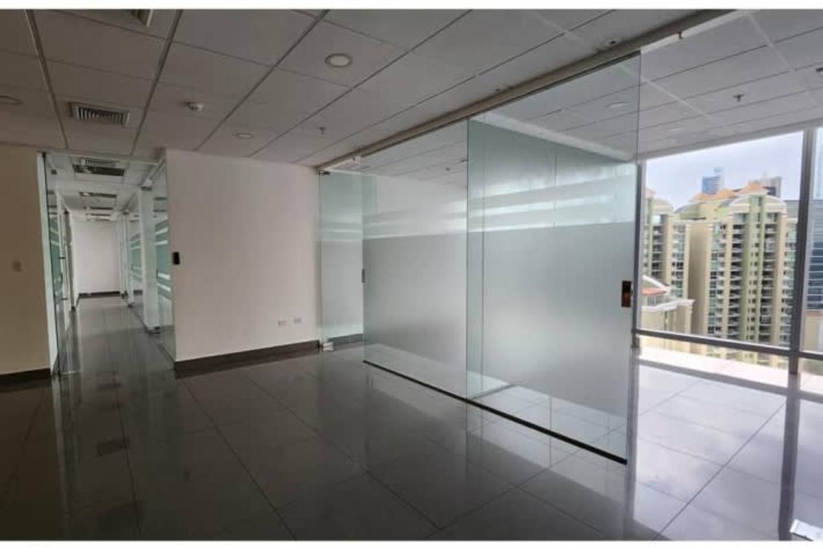 Elegant corporate office interior with glass partitions and city views in PH Aseguradora Ancón Costa del Este