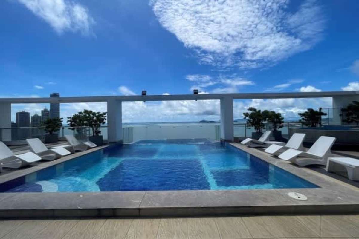 Rooftop pool with city skyline and Pacific Ocean view PH Villa del Mar Avenida Balboa
