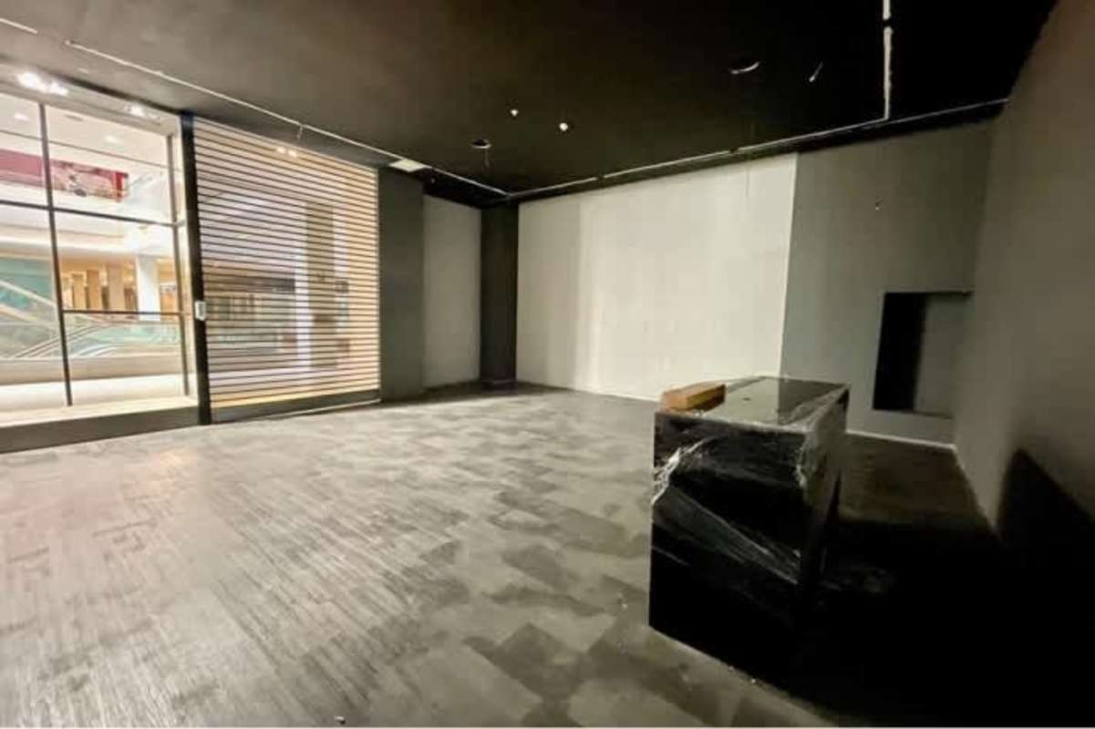 Wide mall corridor in Ocean Mall with multiple retail spaces in Obarrio Panama