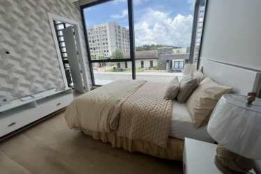 Modern bathroom with walk-in glass shower and marble detail in Explora Panama Pacifico