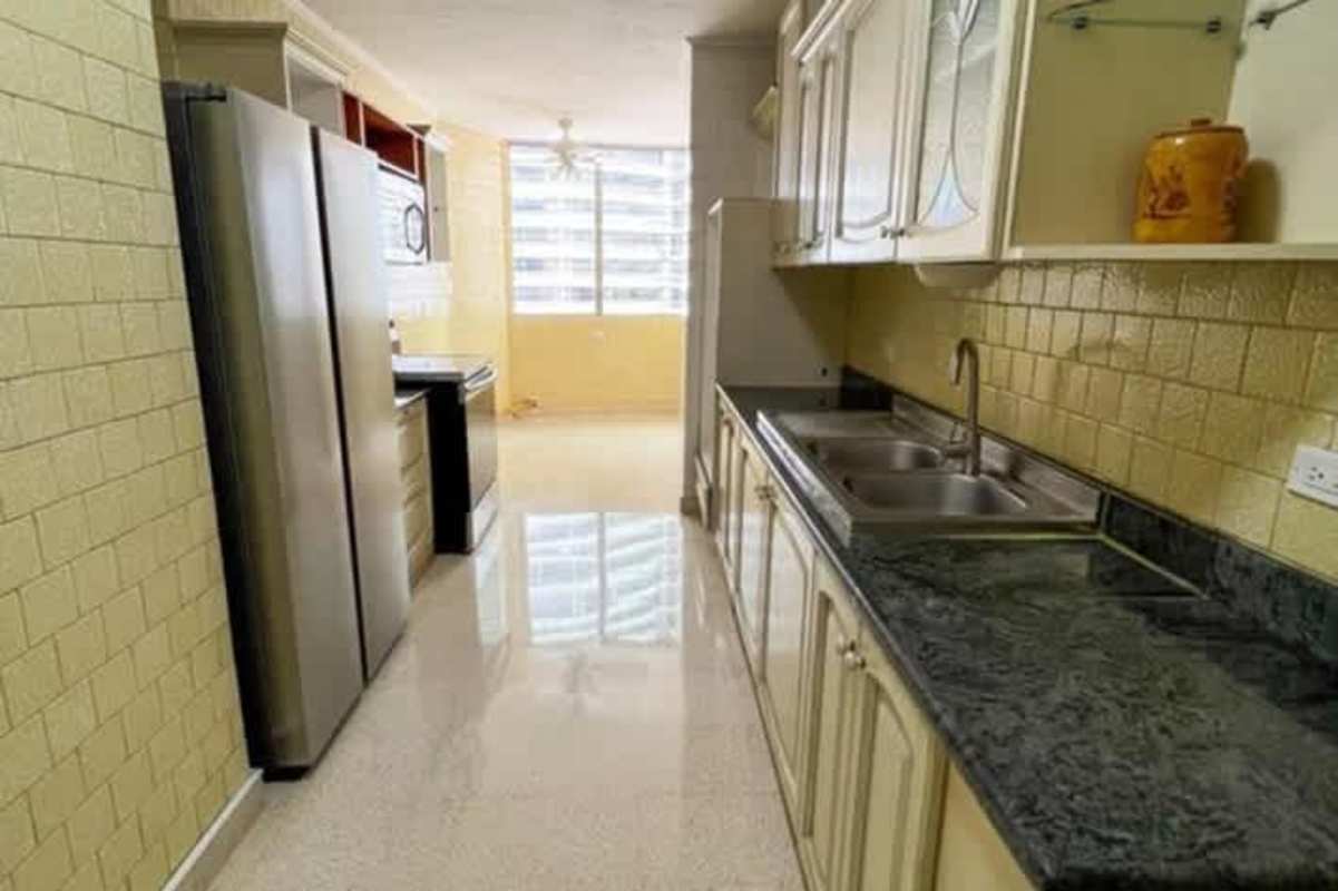 Traditional kitchen granite countertops Panama City apartment